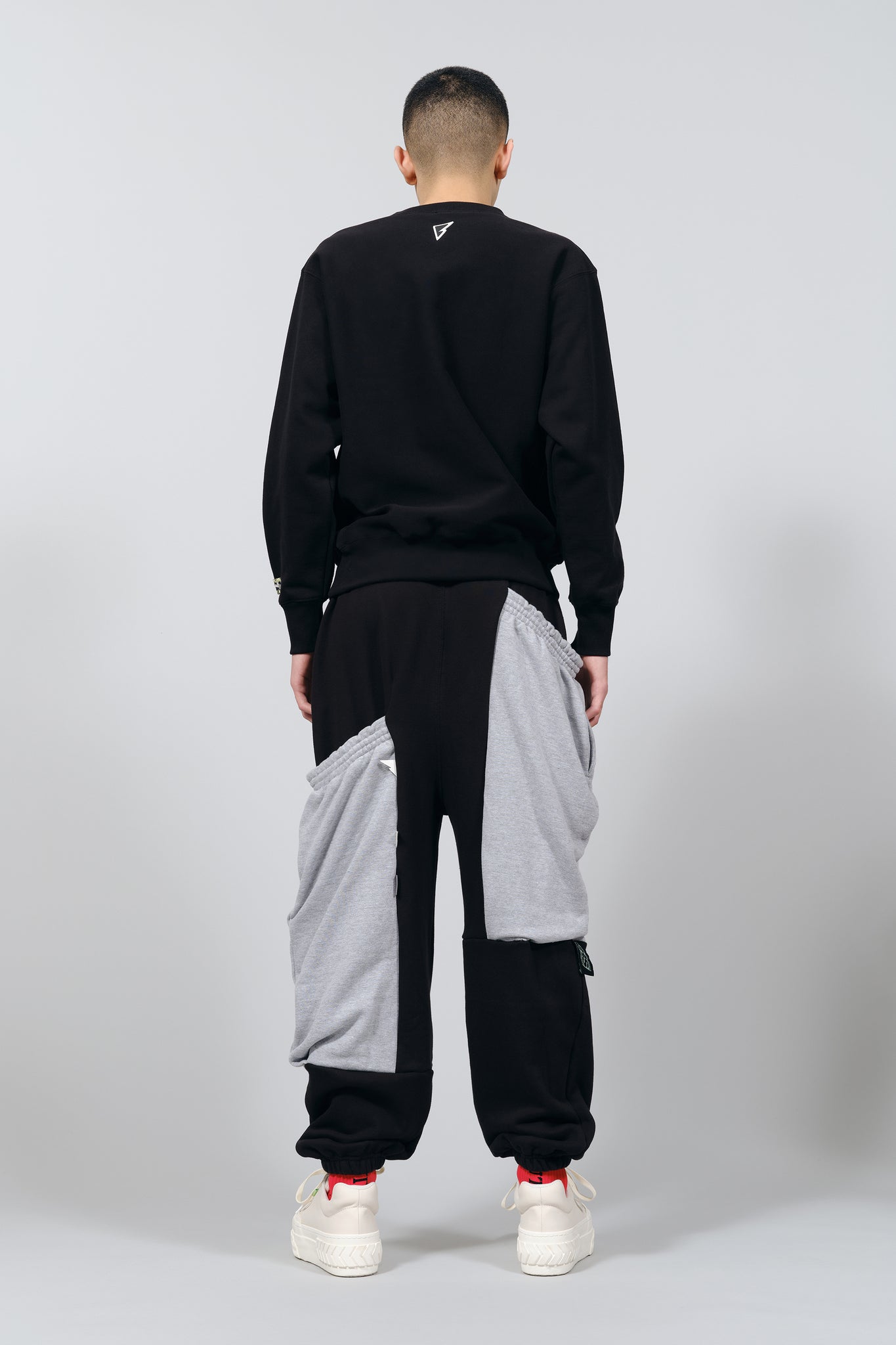 BLACK JOGGERS WITH OVERSIZED CARGO POCKETS